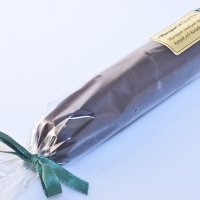 Marsipan formad som limpor, doppad i choklad